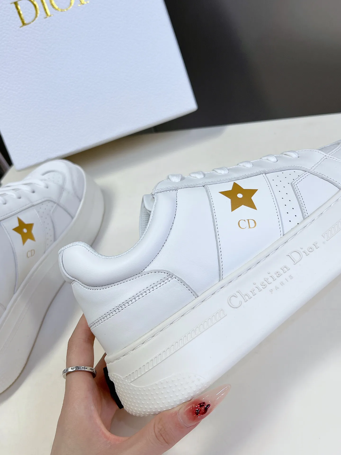 👟👟Ex-factory price 640👟👟 Dior's new platform shoes thick-soled casual shoes. Purchased and developed from Taikoo Hui RMB 16,400. These Dior Star sneakers continue the timeless silhouette and are carefully made of cow leather, so they are particularly comfortable on the feet. They are decorated with tonal suede panels and metal stars to decorate the lace eyelets to enhance the style. The lightweight style is matched with the "Christian Dior" logo thin sole, suitable for all seasons, and can be matched with all kinds of casual looks to add a finishing touch. Classic and super durable. The upper is stitched with cowhide. The original IP outsole height is 4CM. Size: 35-41. A full set of counter synchronized gift boxes 💝 packaging
